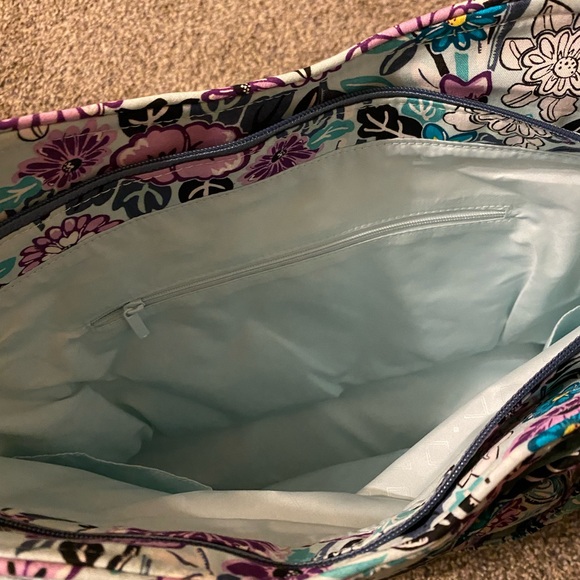 Vera Bradley Large Glenna Bag Penelope‘s garden is the print zipper closure - Picture 4 of 4
